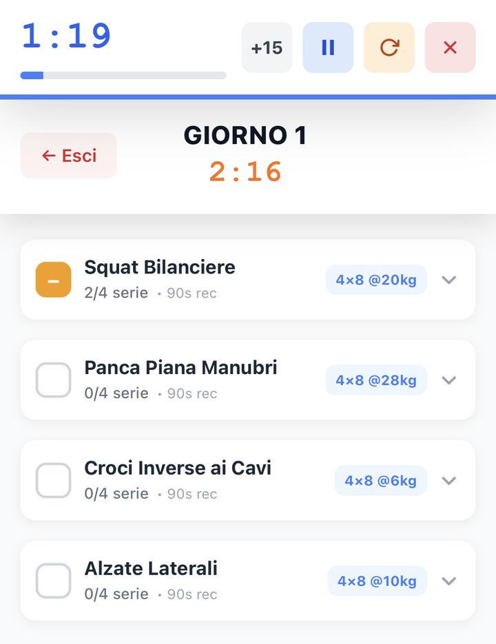 Esecuzione allenamento in Uptra: timer di recupero in alto e i quattro esercizi della giornata completi